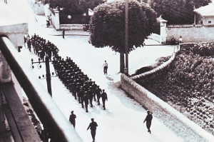 Soldats allemands rue Tristan Bernard en 43