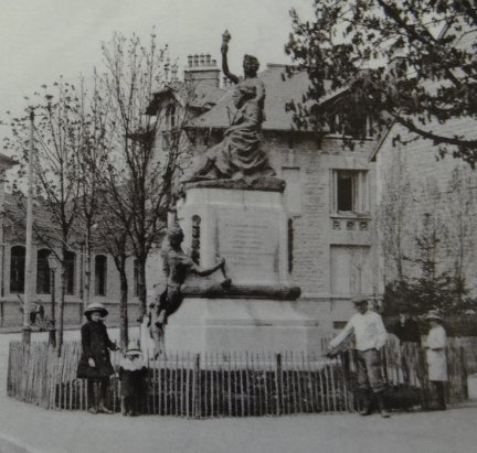 statue de Proudhon près de l'Helvétie