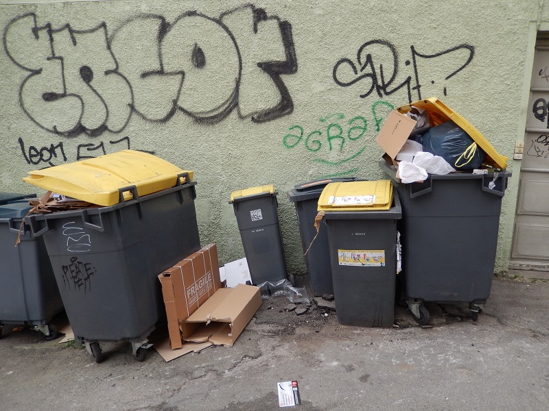 Les poubelles sont constamment stockées sur le domaine public au coin de la rue du Balcon et de la rue de Belfort