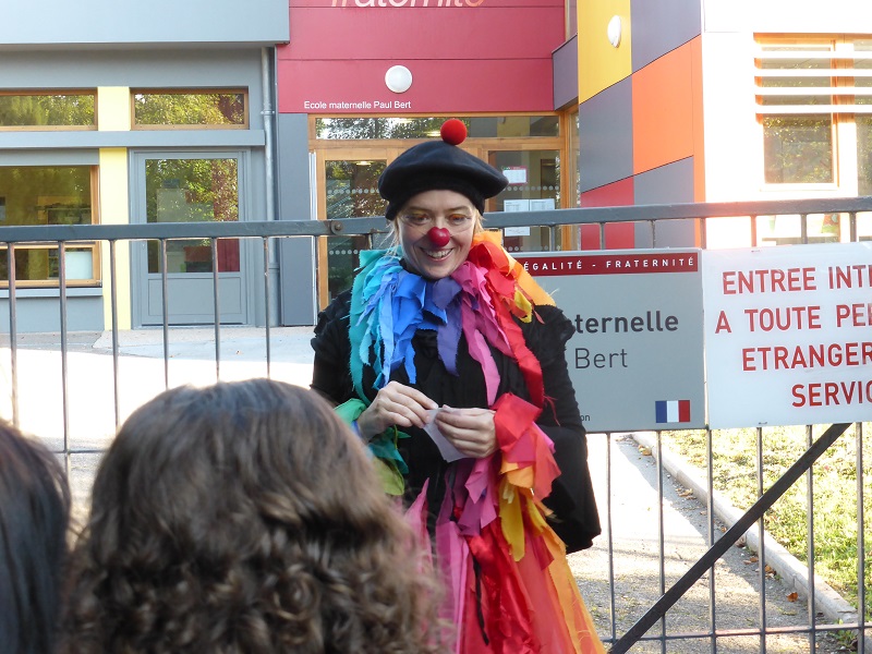 Des groupes de musique et des clowns accueillent les élèvent devant les écoles du quartier
