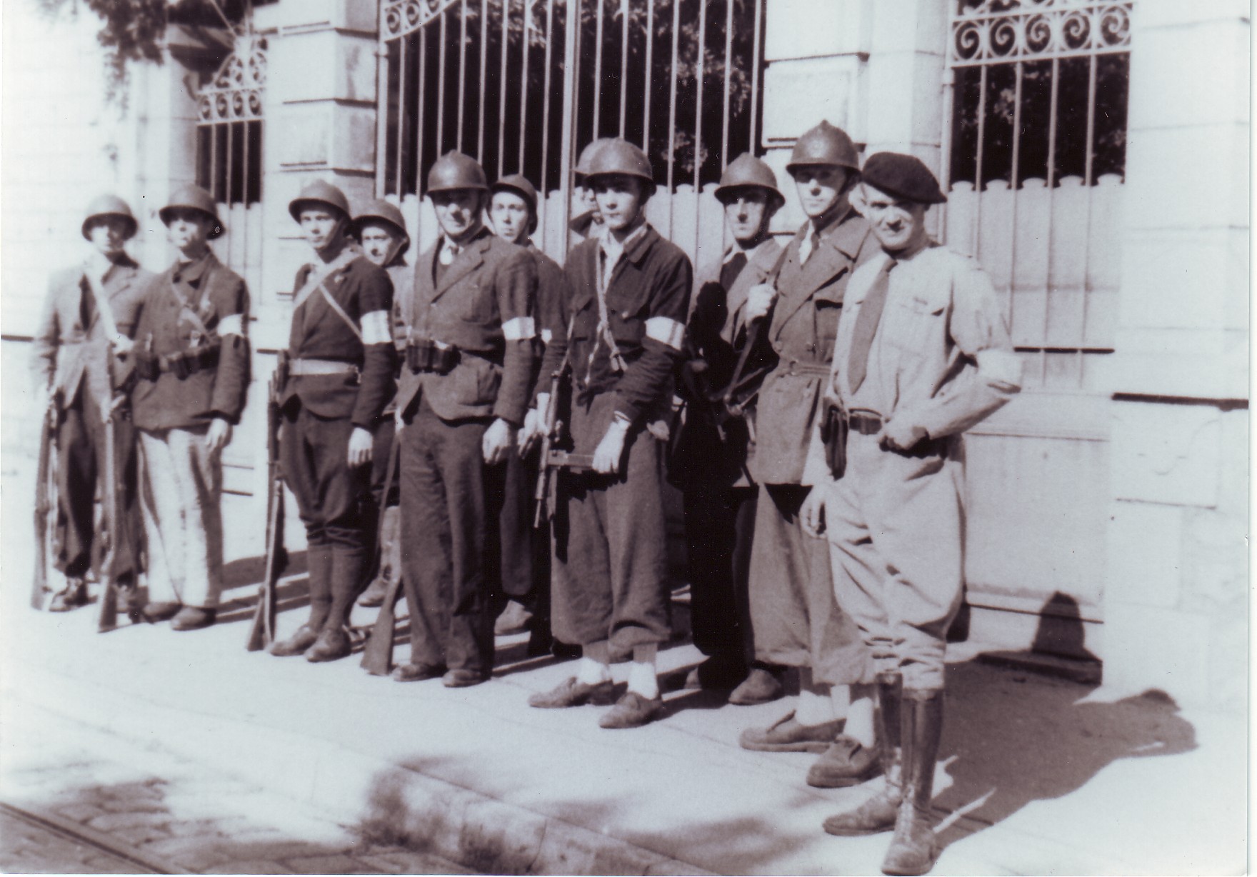 Photo d'un groupe de FFI devant le futur consulat d'Algérie, avec le chef Clady.