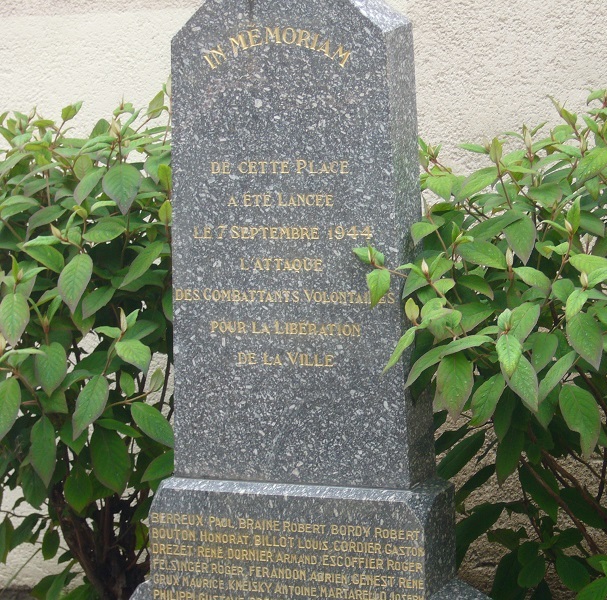 Sur cette stèle de la Résistance, place de la Liberté, figurent les noms des 24 Résistants tués lors des combats pour la libération de Besançon