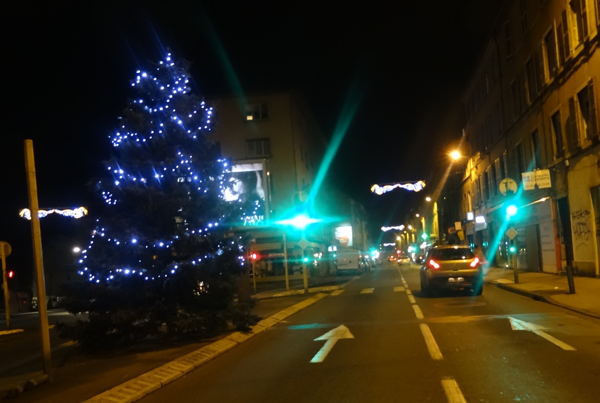 Sapin de Noël, la nuit rue de Belfort
