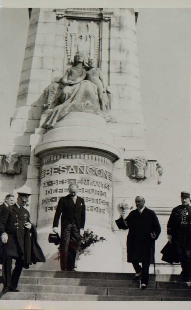 photo du Président de la République au monument aux morts de la gare viotte le 2 juillet 1933