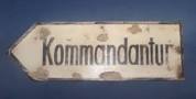 Pancarte annonçant le siège de la Kommandantur
