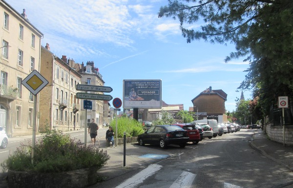 panneau pub rue Belfort église