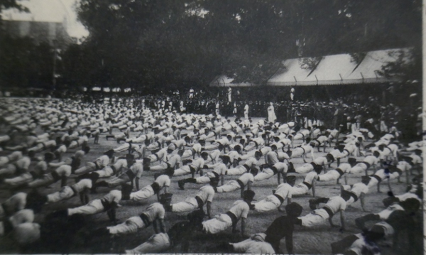 1200 gymnastes pour le 100 e anniversaire de Victor Hugo