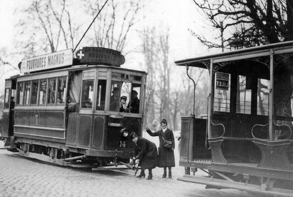 tram ancien femmes et Buffalo